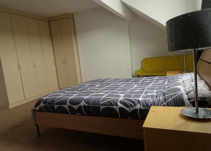 Earthling 1, Apartment